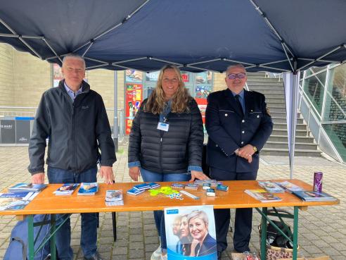 Die Kollegen der Außenstelle sowie Armin Behrendt von der Polizeiinspektion Mayen